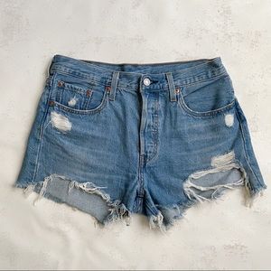 💗SOLD💗Levi’s 501 Distressed Jean Short Size W28